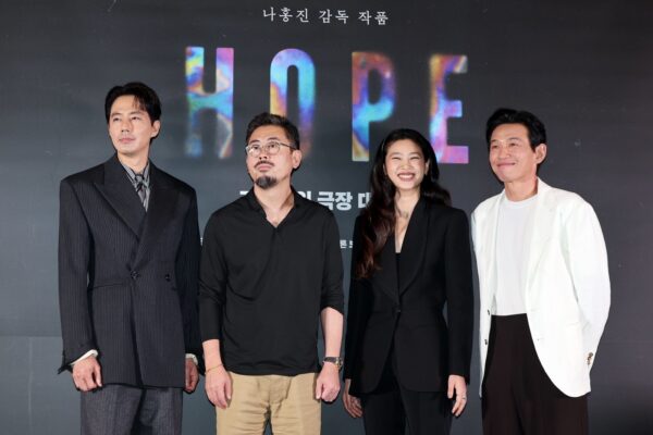 導演羅泓軫與演員趙寅成、鄭好娟、黃晸珉出席《希望：末日血戰》媒體試映記者會