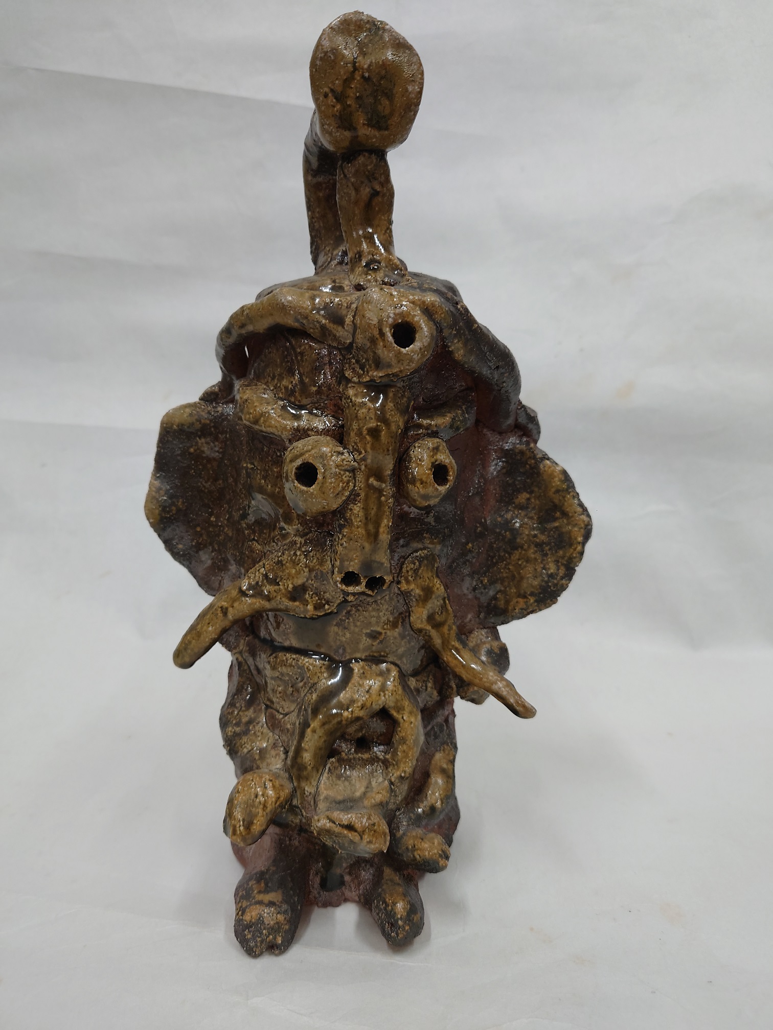 酒井清的陶藝作品，以粗獷線條捏塑出童趣臉譜