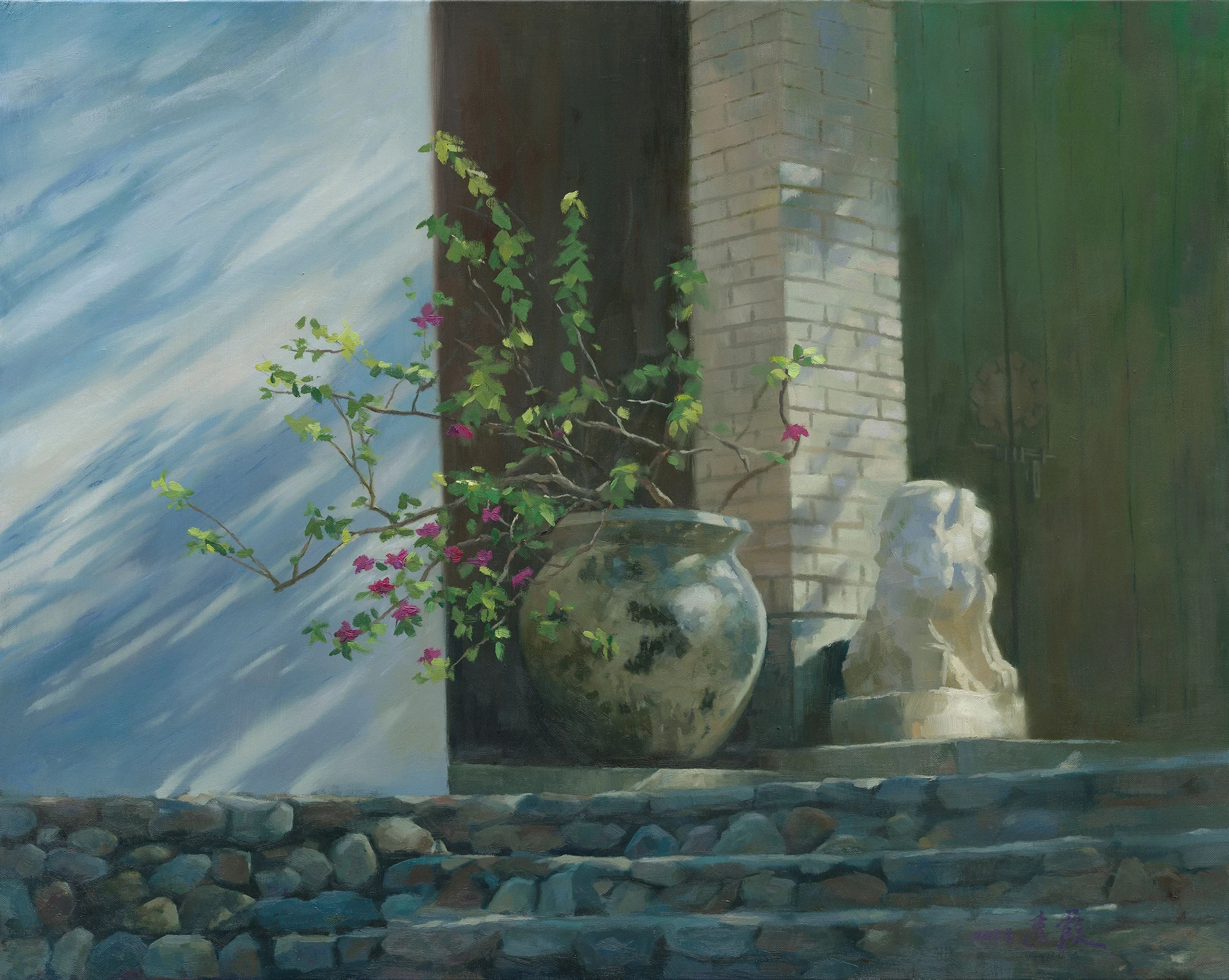 畫家林秀霞2024年油畫作品《陽光灑落,歲月靜好》,描繪陽光透過雲層灑落於古厝庭院、盆景與石獅的靜謐場景。