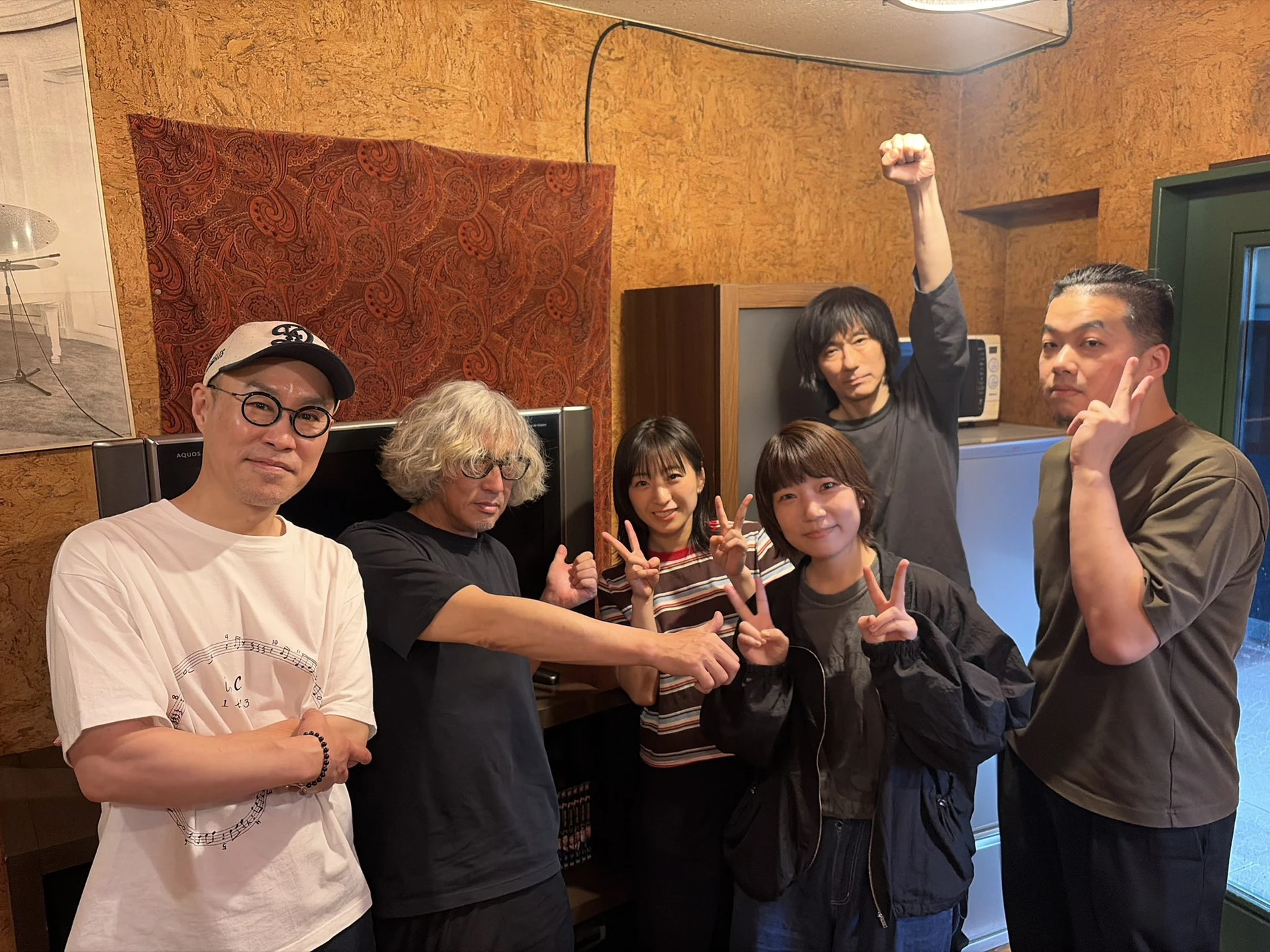 格式塔少女與日本製作人高野勳及多位音樂人在錄音室合影
