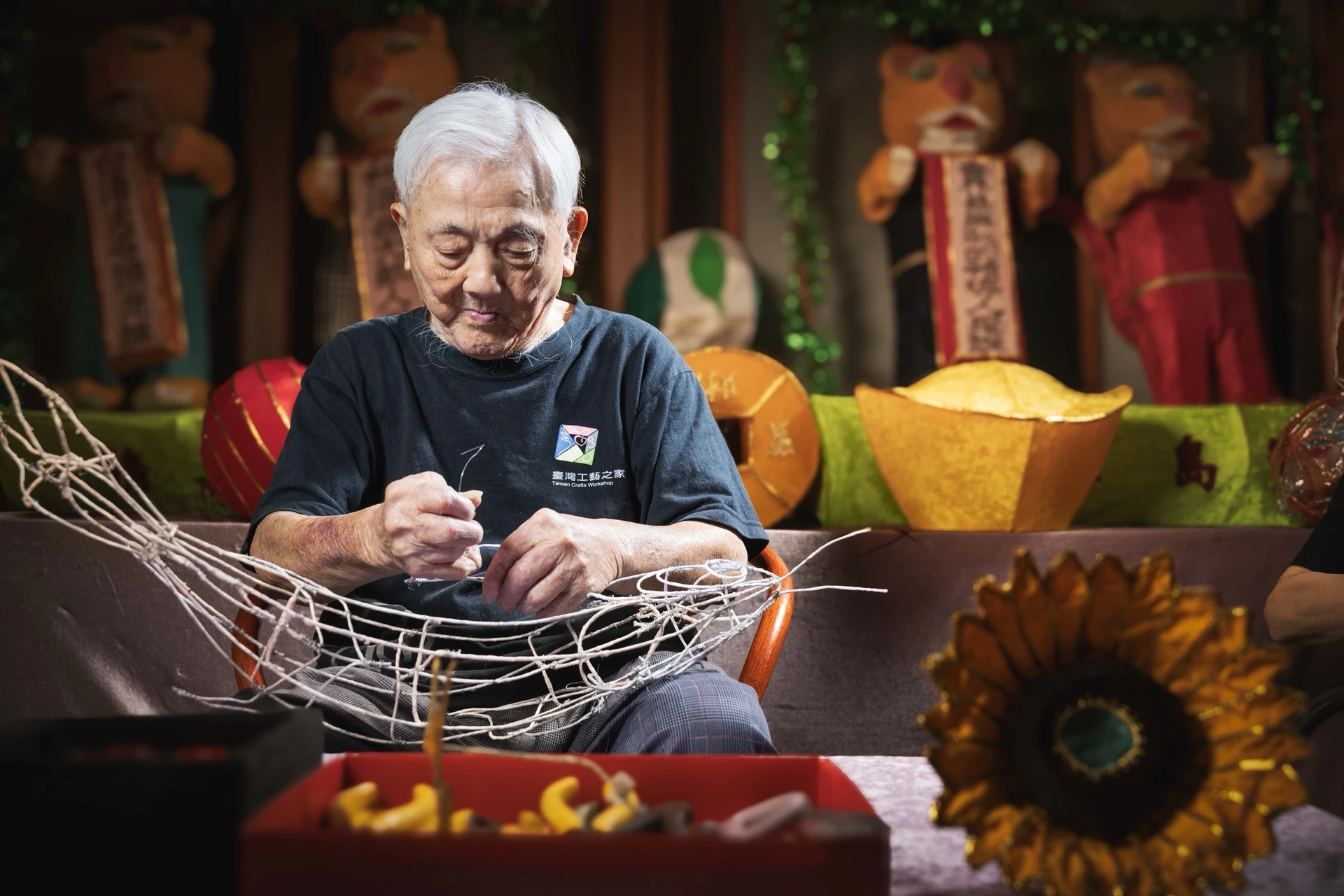 傳統工藝「花燈」保存者蕭在淦在工坊中製作花燈