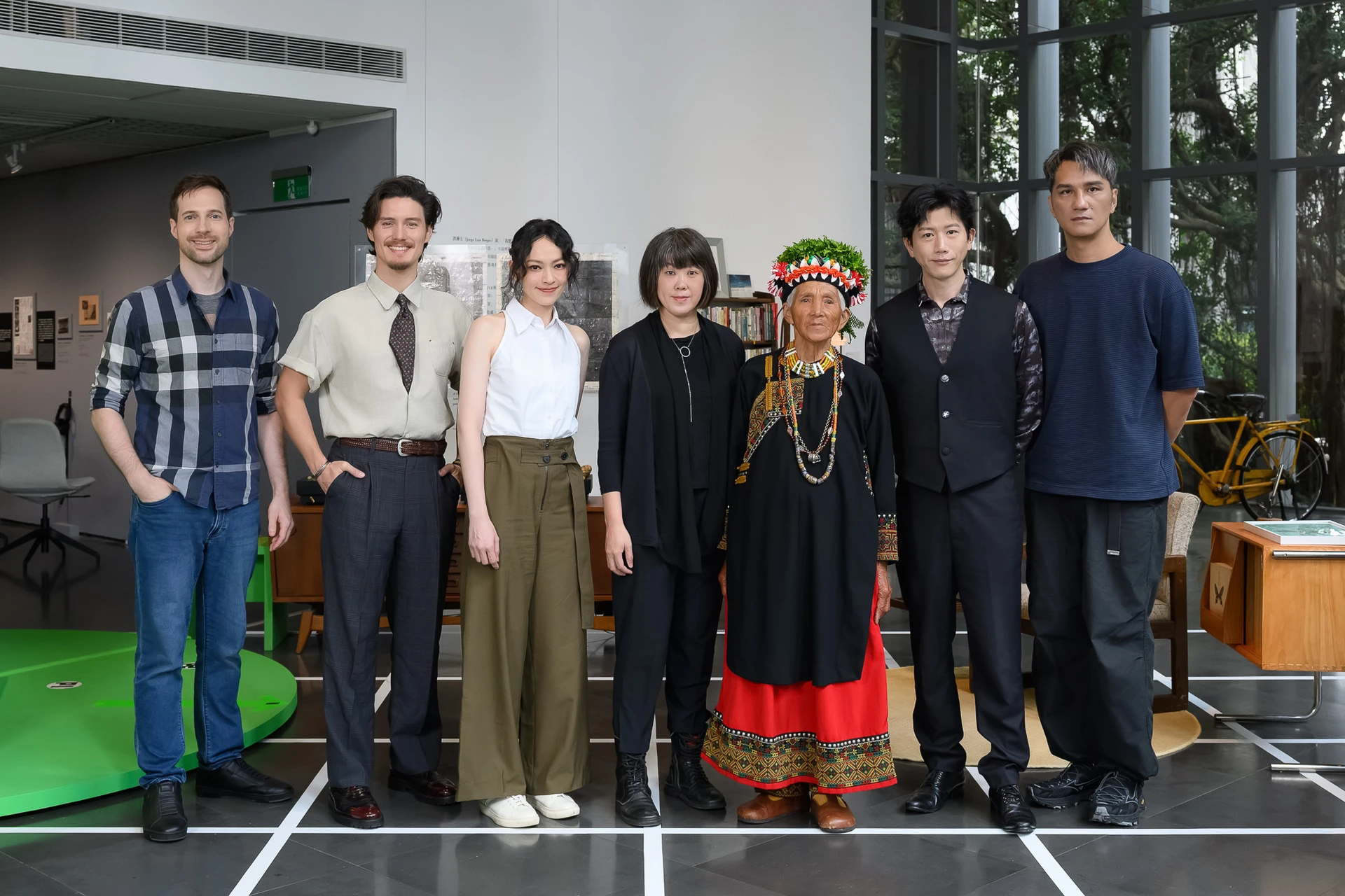 七位主創與演員在展場內合影，左起為凌藝彬、周厚安、姚以緹、導演陳芯宜、盧玉蘭、莫子儀、馬志翔。
