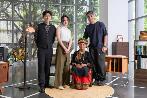 四位人物站在北師美術館展場內合影，左起依序為演員莫子儀、姚以緹、長者盧玉蘭（頭戴原住民傳統頭飾）、馬志翔。