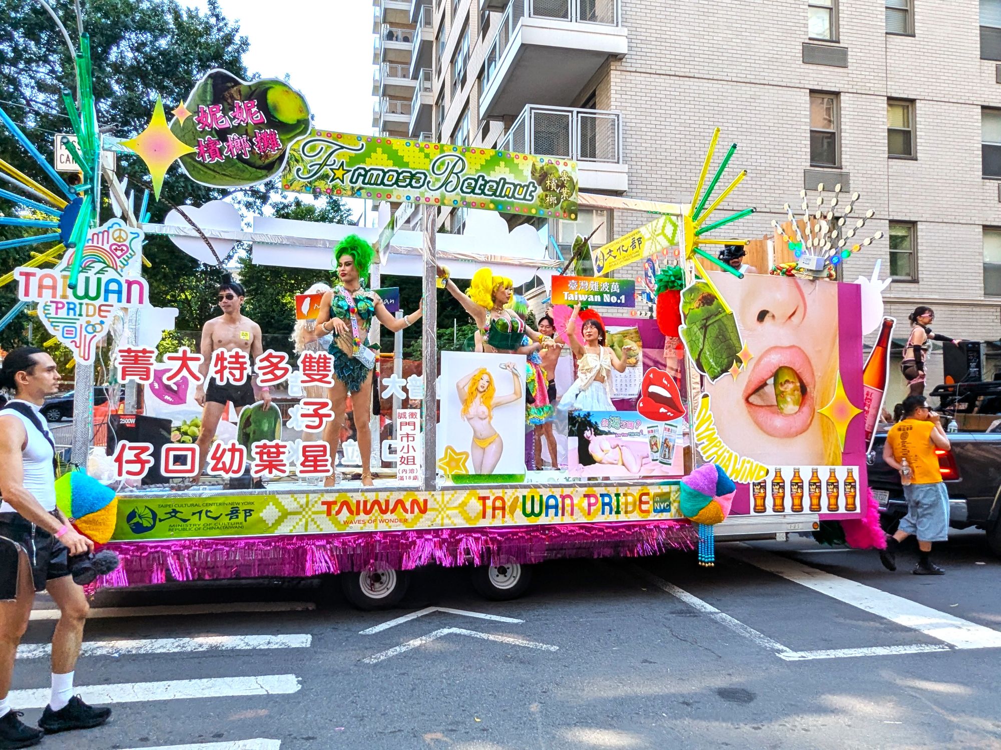 妮妃雅.瘋與變裝藝術家Tina Banana、Yolanda Mesula在以檳榔西施為主題的臺灣花車上表演。