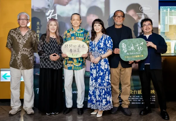 六位電影《魯冰花》主創人員與影視聽中心董事長在活動背板前合影，左起為張財銘、曾淑勤、楊立國、李淑楨、李屏賓、褚明仁。
