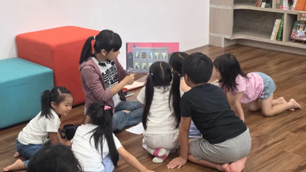 老師帶領孩子閱讀人權繪本，引導認識自由與尊重
