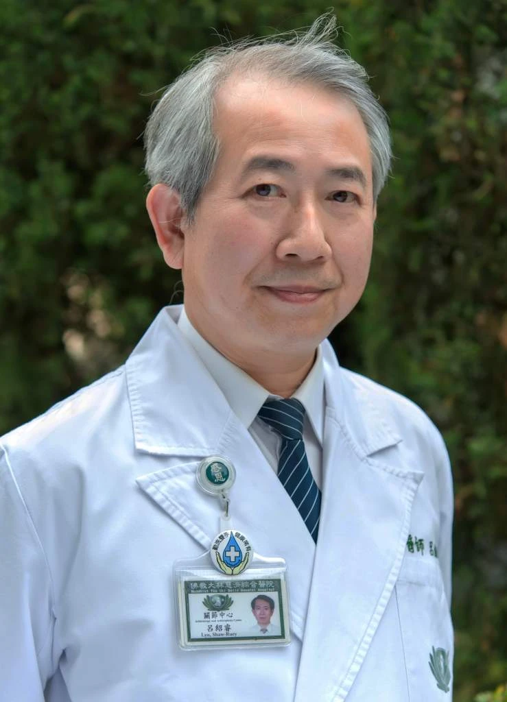大林慈濟醫院國際膝關節健康促進中心主任呂紹睿醫師穿著醫師袍與識別證的半身肖像照