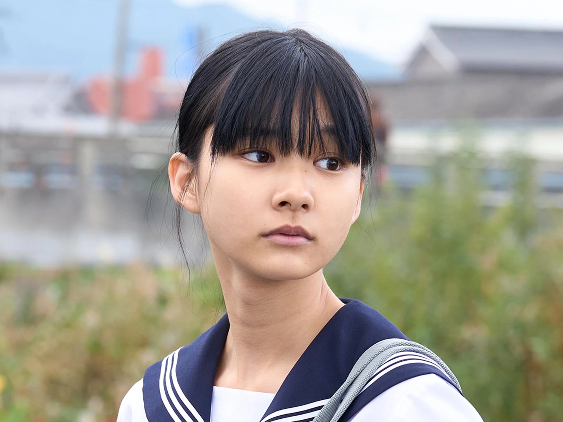 山崎七海身穿水手服側頭凝視的劇照
