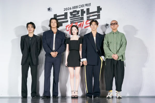 導演白宗烈與演員具教煥、申承浩、姜其永、金是兒站在背板前合影。