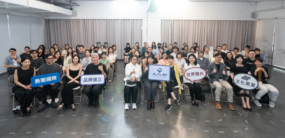 多位畫廊代表、藝術家與策展團隊於北師美術館齊聚合影，手持標語展現臺灣藝術界活力。