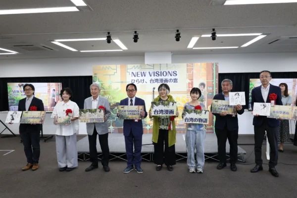 臺灣文化中心主任曾鈐龍、日本漫畫家協會理事長里中滿智子、漫畫家高妍與南南日等貴賓於開幕式合影。