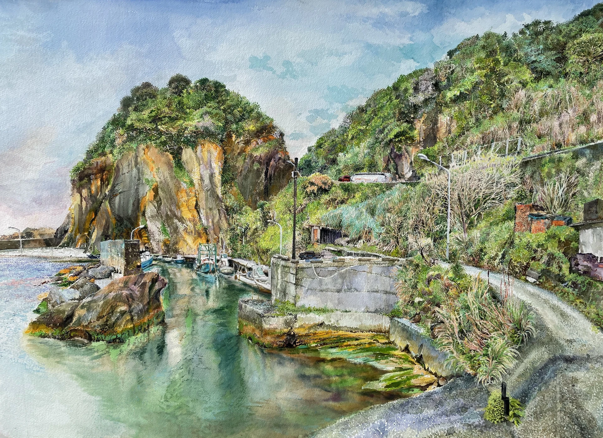 林美珠繪製的水湳洞漁港風景畫,畫面呈現山崖、綠樹、海岸邊的漁港與停泊船隻。