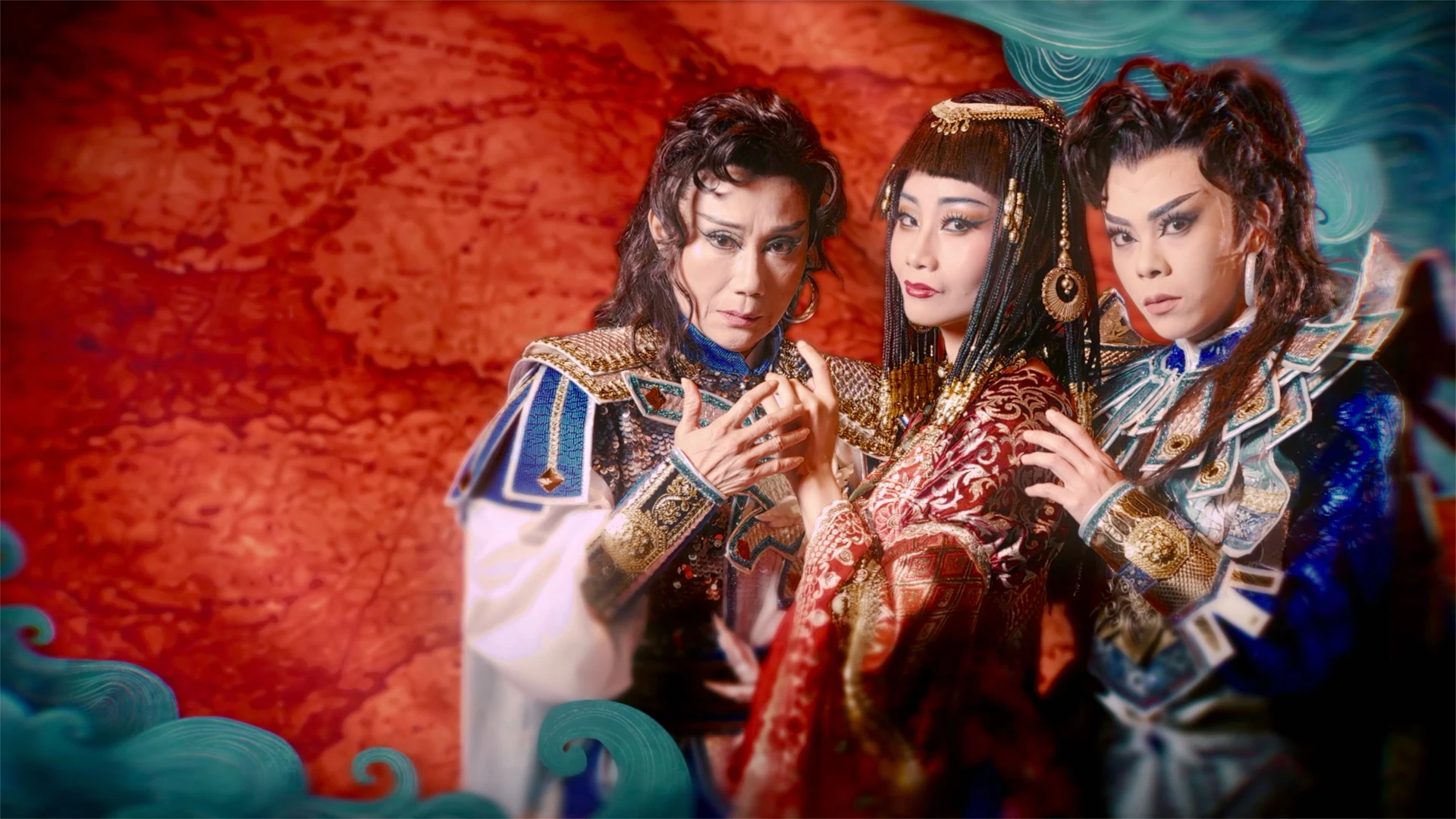 三位歌仔戲演員身著華麗戲服並肩站立,中間為飾演東方伽羅女王的簡嘉誼,左側為飾演戰神安敦寧的郭春美,右側為飾演新王獨孤海棠的孫凱琳。