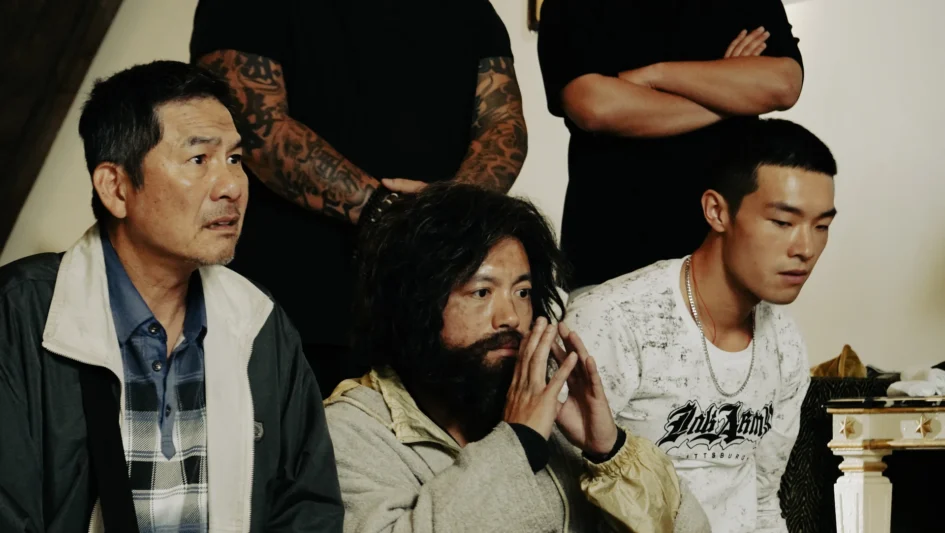 三名演員坐在一起，左側為洪都拉斯，中間為留著長髮與鬍鬚的范逸臣，右側為短髮的牧森。