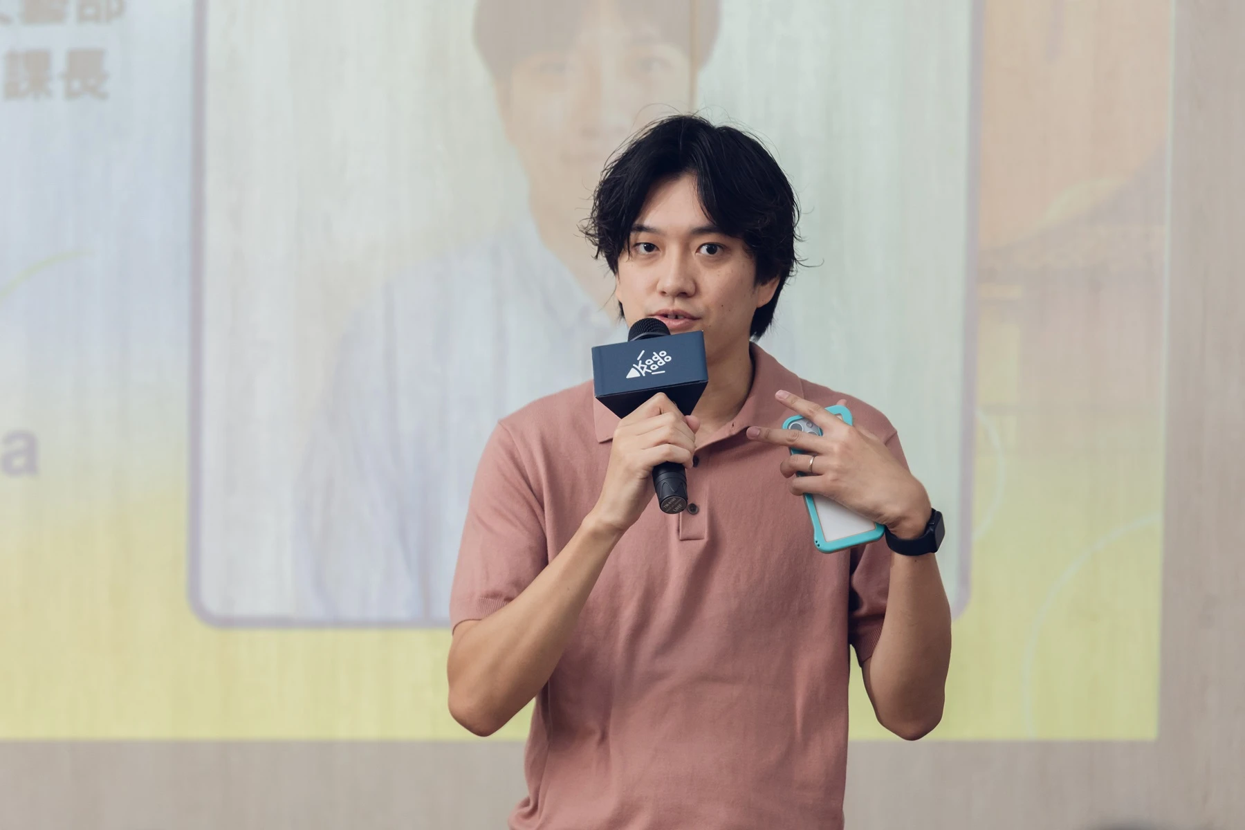 KADOKAWA集團輕小說編輯部總編輯有馬聰史在台上持麥克風致詞。