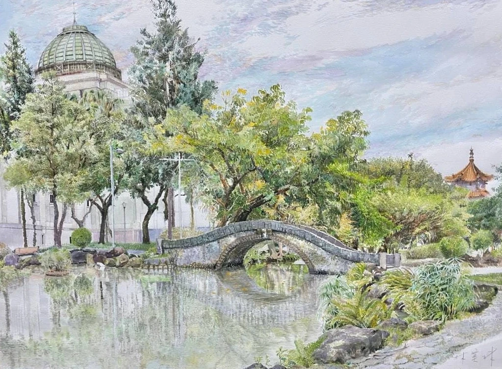 林美珠繪製的二二八公園寫生作品,畫中包含拱橋、水池倒影與遠處的古典建築與綠樹。