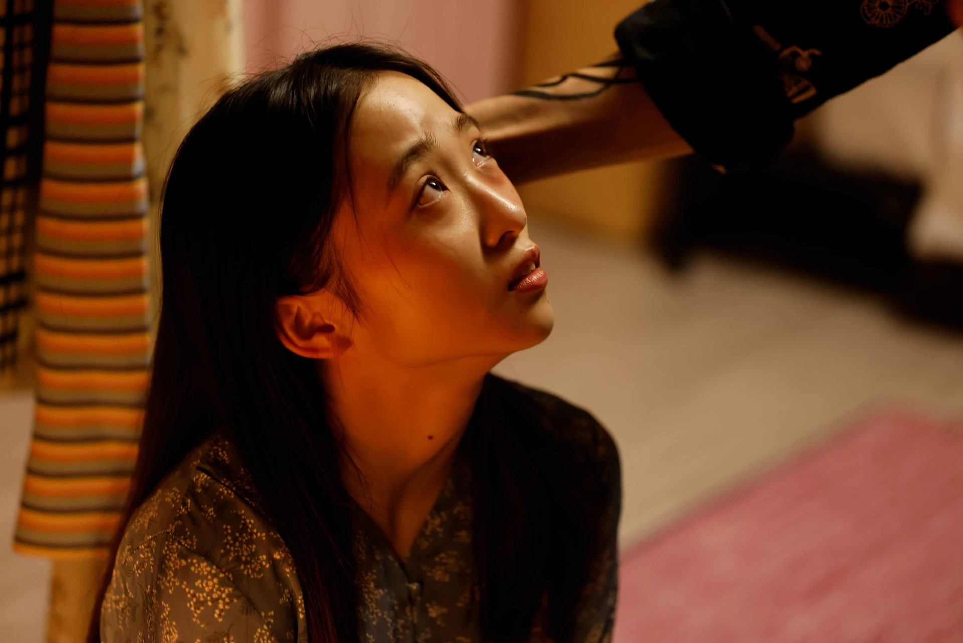 女演員伊東蒼抬頭面露驚恐與淚光,上方有一隻手伸向她的頭部。