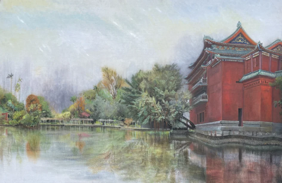 林美珠繪製的歷史博物館油畫作品，畫面以紅色外牆與綠色屋頂的歷史建築為主體，前方有茂密的綠樹與池水倒影。