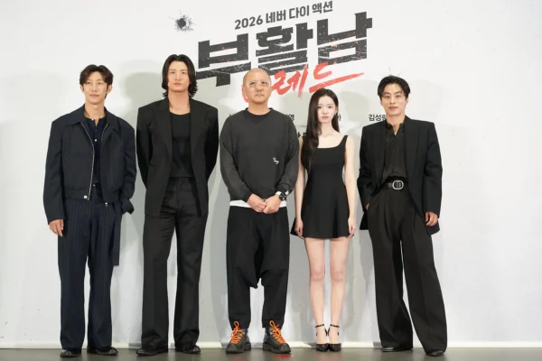 導演白宗烈與演員姜其永、申承浩、金是兒、具教煥站在背板前合影。