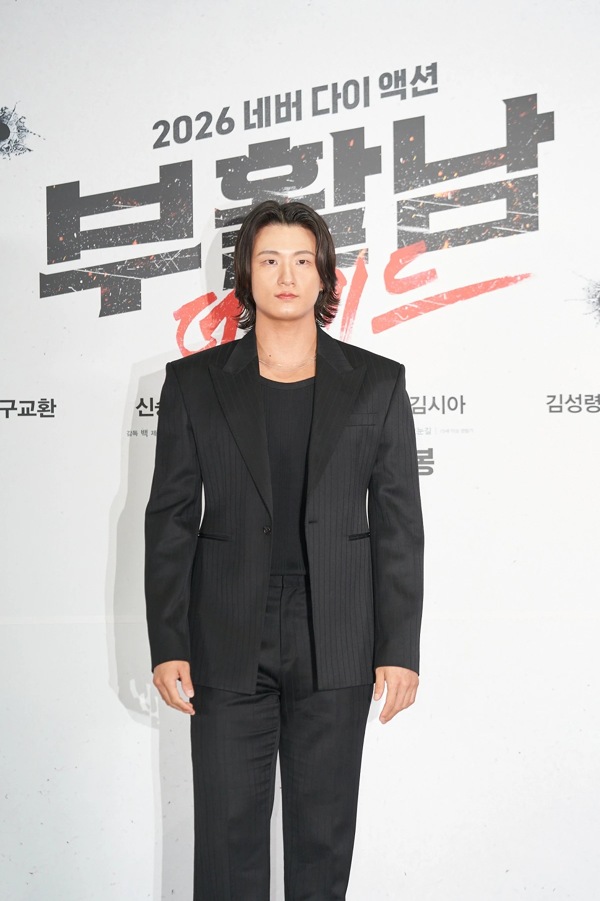 演員申承浩留著長髮、身穿黑色西裝出席活動。