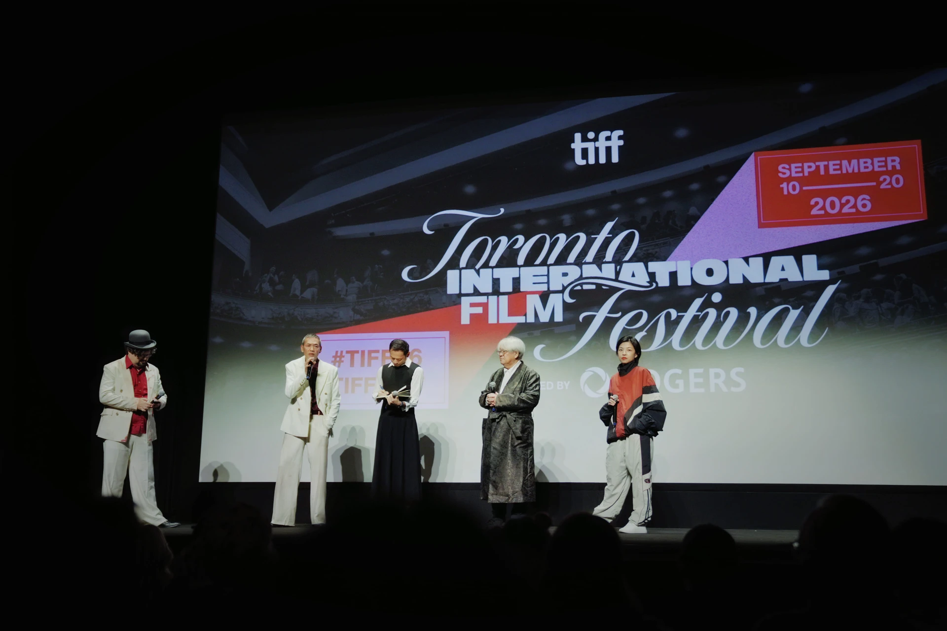 導演SABU與主創團隊在多倫多影展放映後的舞台上向觀眾致意。