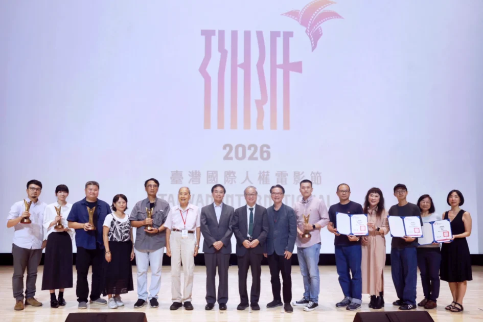 文化部長李遠、國家人權博物館館長洪世方、評審團主席黃明川與全體得獎者在頒獎典禮舞台上合影。