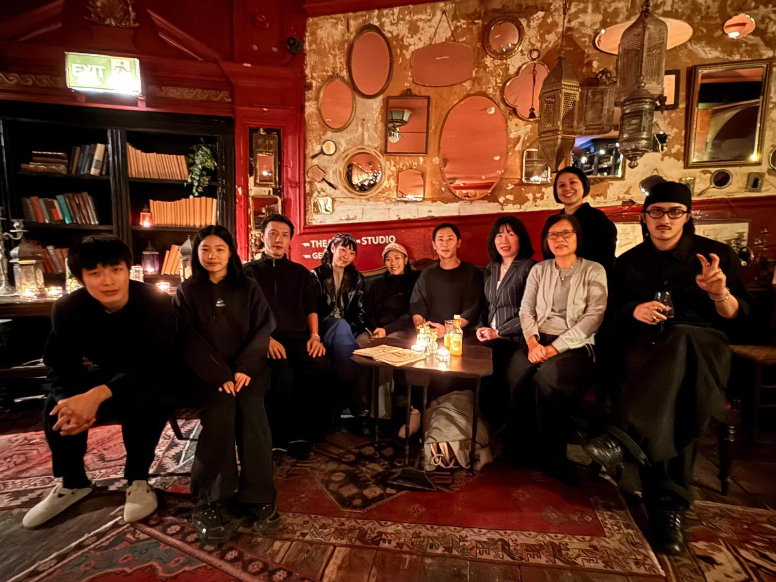 臺灣藝術家陳乂與駐英國代表處公使江雅綺及創作團隊於演出後在特色空間合影留念。