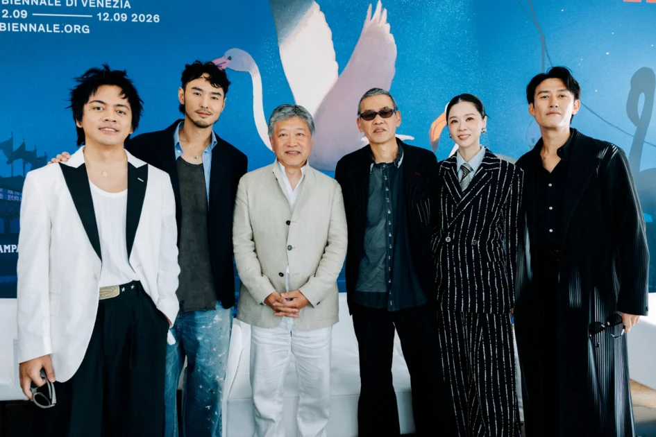 (左起)喬瑟夫、阮經天、導演是枝裕和、導演SABU、謝盈萱與塚原大助在官方記者會背板前合影留念。